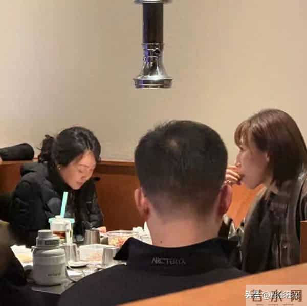 闫妮任素汐沈阳烤肉店被偶遇 54岁穿羽绒服扎卷发 时髦度不输年轻人