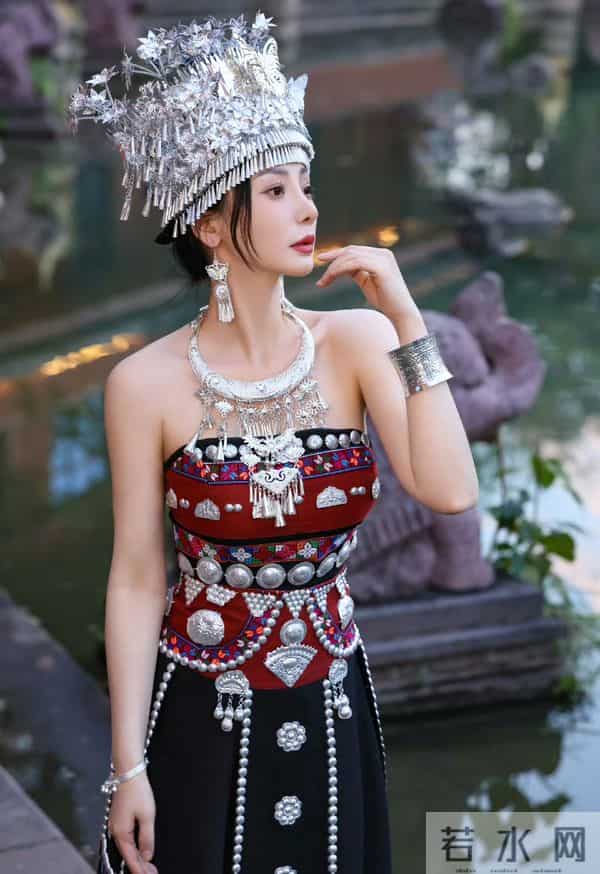 柳岩苗族裙搭满银饰，身姿娇美气质明艳，太抓人