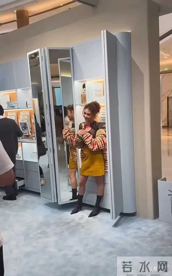 两位真千金罕见同框，何超莲娇小玲珑，小17岁的王诗龄端庄大气