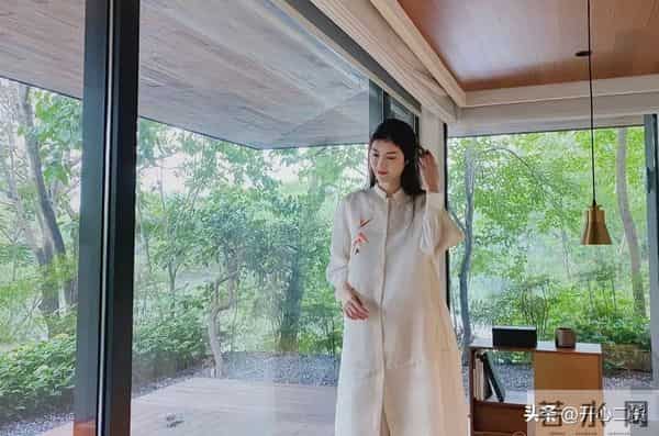 何穗生娃后也发福了，穿宽松中式长裙，肚子里像塞了个枕头