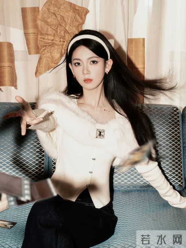 奶白针织叠上毛绒肩领，是秋冬裹满温柔的松弛感