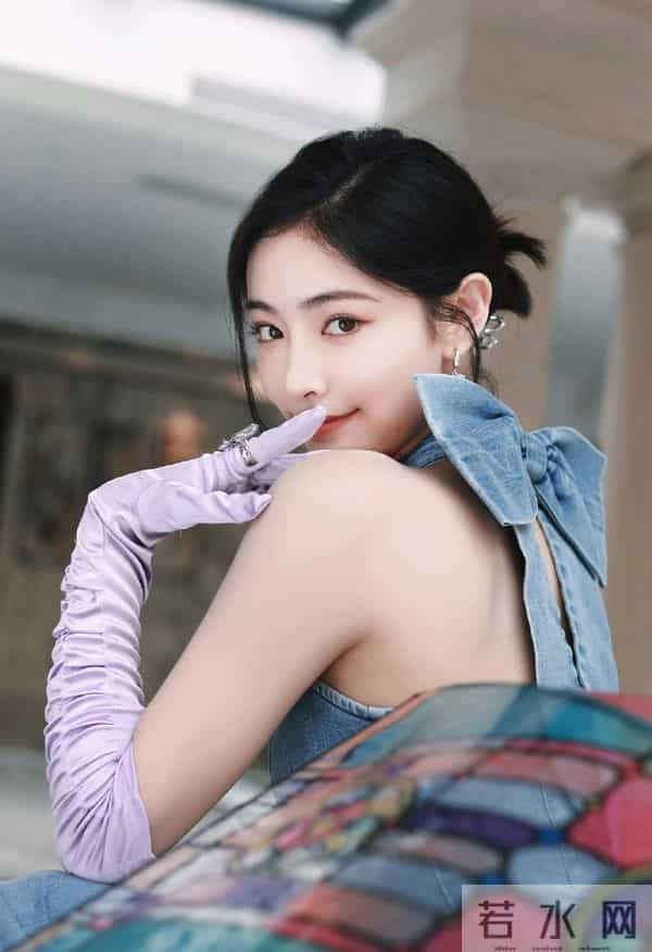 许佳琪牛仔裤高跟鞋,身材凹凸有致~