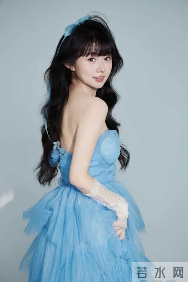 汤音璇｜梦幻蓝裙少女，甜美可爱，举手投足间尽显优雅！