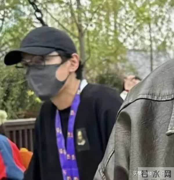 胡歌周末带女儿亲子游 全程推婴儿车 41岁才当爹成女儿奴 父女俩合拍