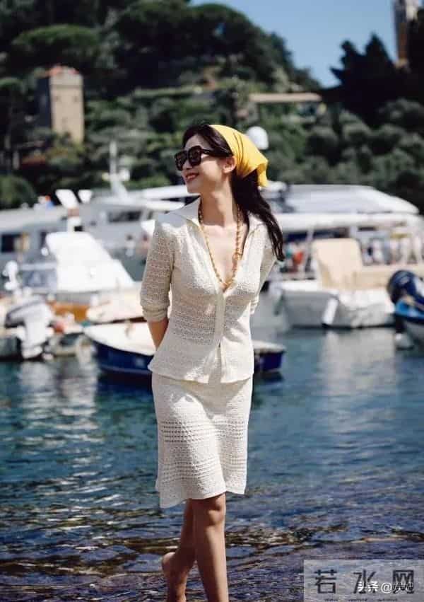 朱珠的黄金项链才叫贵!穿性感针织南法度假,国风混搭还得看她!