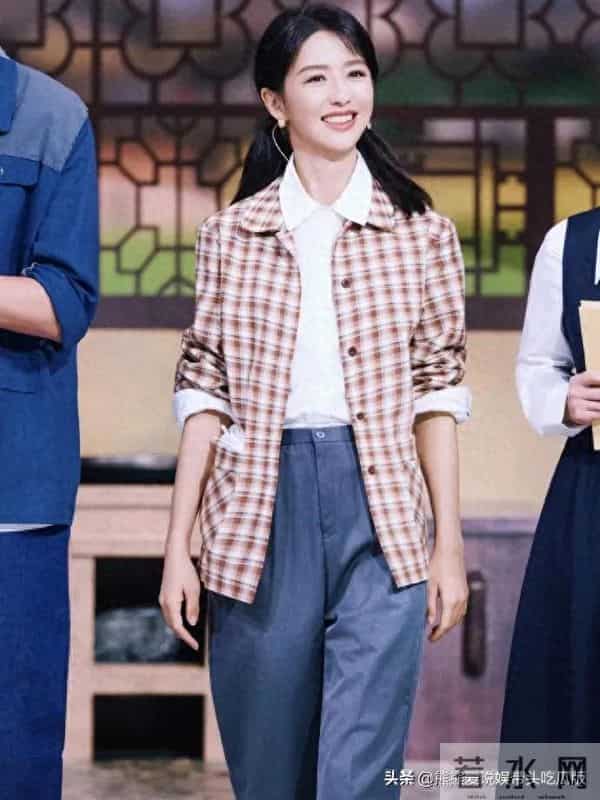 佟丽娅恢复单身后状态越发年轻！穿格子外套扎双马尾，减龄又时髦