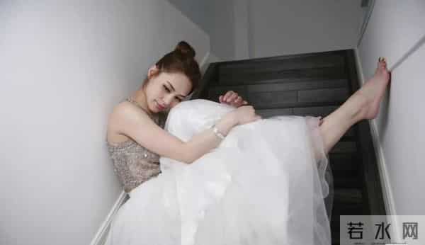 最绝的是那若隐若现的纤细脚踝——恰到好处的纯欲,姐真的太会了