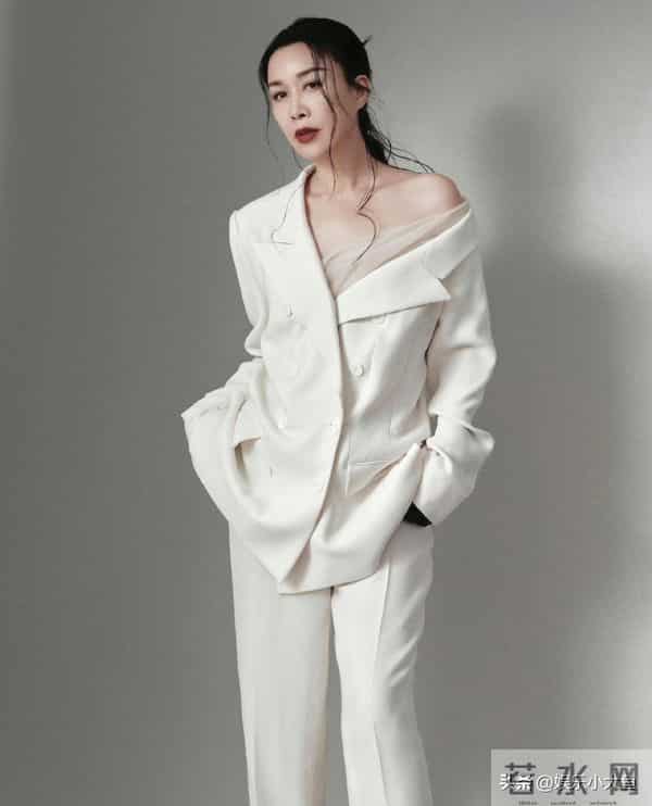 那英出席卡地亚高级珠宝晚宴,穿露肩白色西服套装气场全开好美
