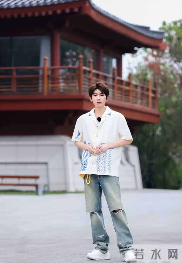 一场生日，戳穿25岁王源江湖地位，易烊千玺确实一个字都没说错