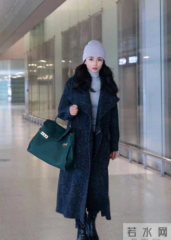 刘涛是中年女性穿搭标杆！穿深灰大衣针织衫毛线帽，时髦又高级！