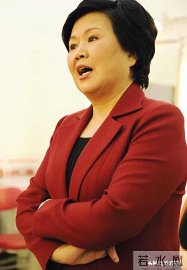 邢志斌主持《新闻联播》28年，退休被疑“晚节不保”，如今怎样了