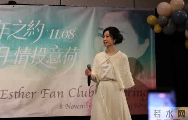 61岁关咏荷罕见露面,赴一场20年之约,状态极佳仍然很漂亮