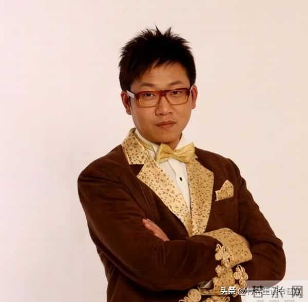 他曾是央视主持,却因“任性”引起领导不满,今54岁在街头当吃播