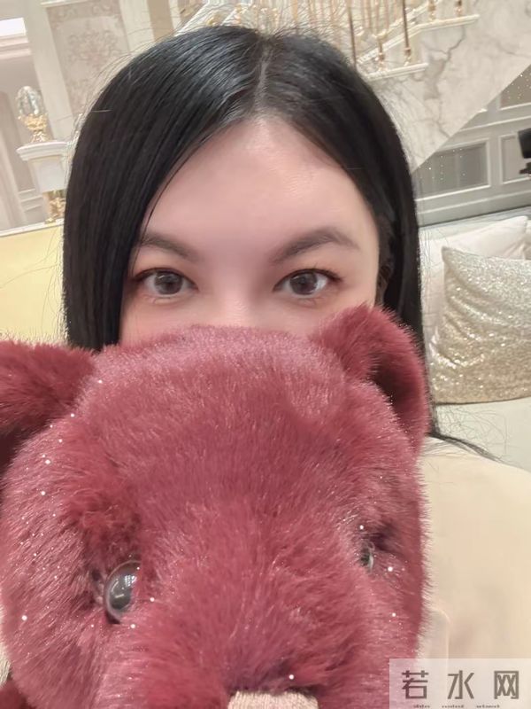 李湘回娘家，客厅大得像酒店大堂，无声中又炫了一把让人羡慕！