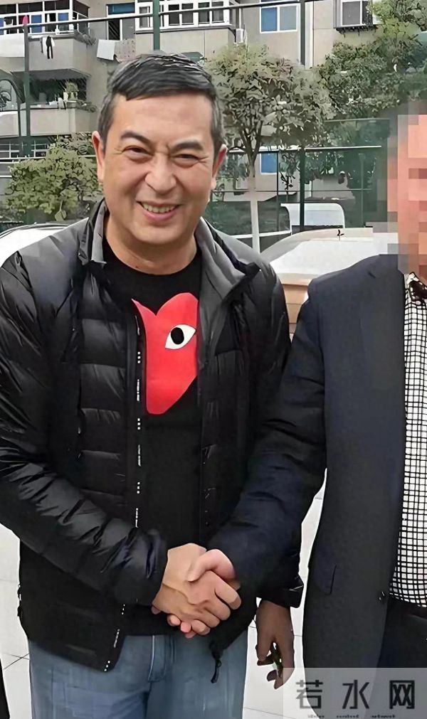 54岁张嘉译海南被偶遇！腰越来越严重了完全没办法站直中年才爆红