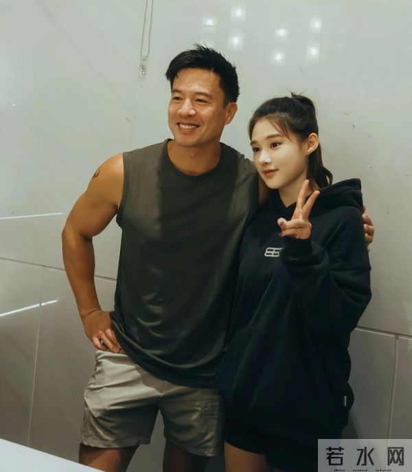 安志杰48岁在杭州露肌肉见粉丝,粉丝尖叫:男人味比西湖水还保鲜