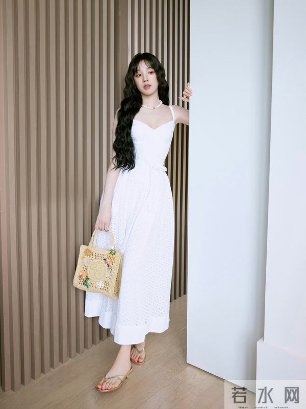 宋雨琦,一袭白裙,是秋日清新的唯美气息