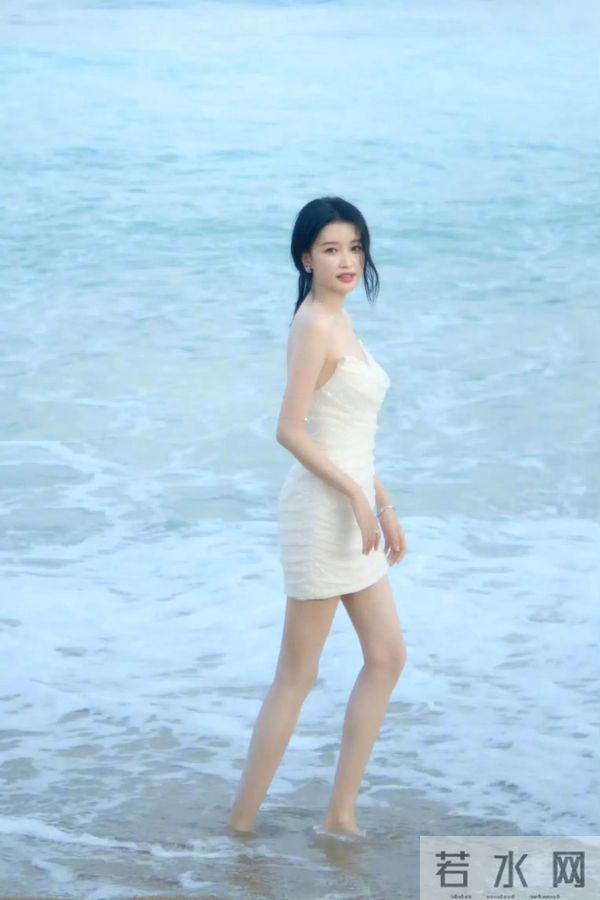 孙怡白裙海边写真