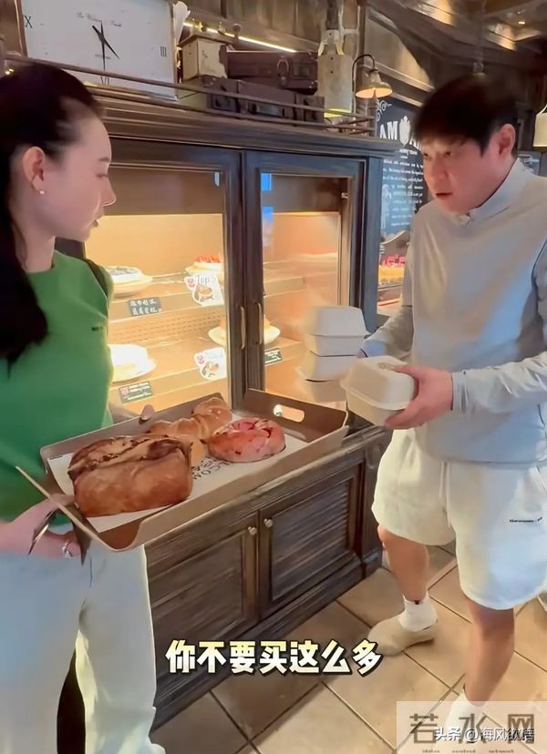 范志毅带娇妻立冬逛街,面包店扫货遭老婆当场拿捏,被误认成父女