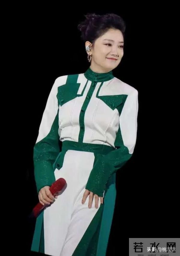 凤凰传奇的44岁玲花，怕是走上了玖月奇迹王小玮的“老路”