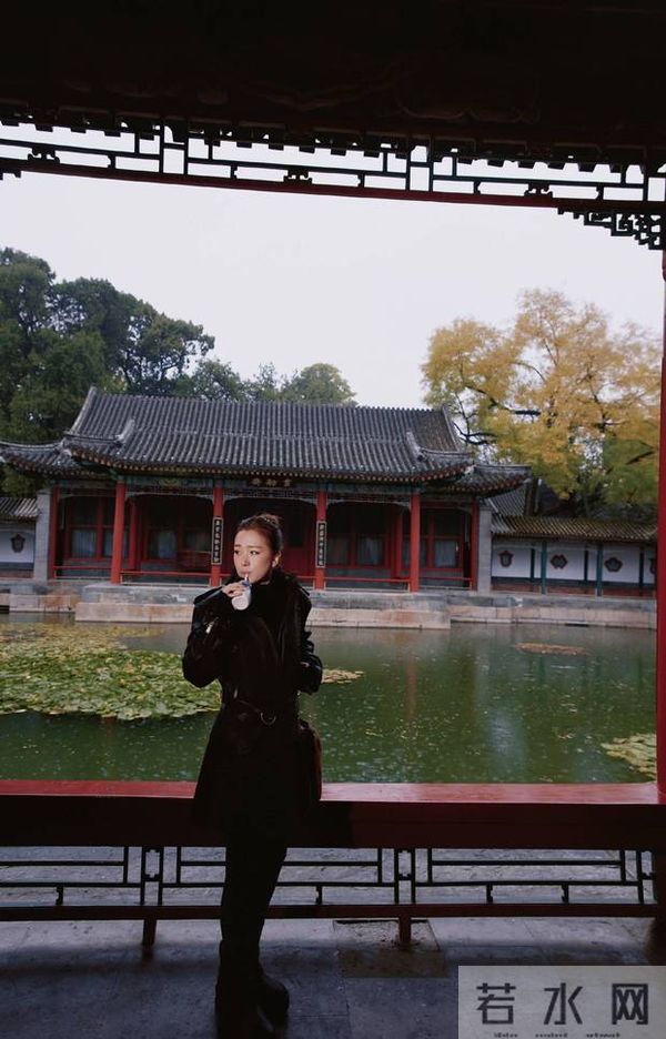 巩俐雨中撑伞漫步北海公园!湖边吃冰糖葫芦好惬意