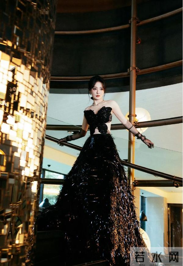 徐璐锁骨好深!能养金鱼,优雅又迷人!