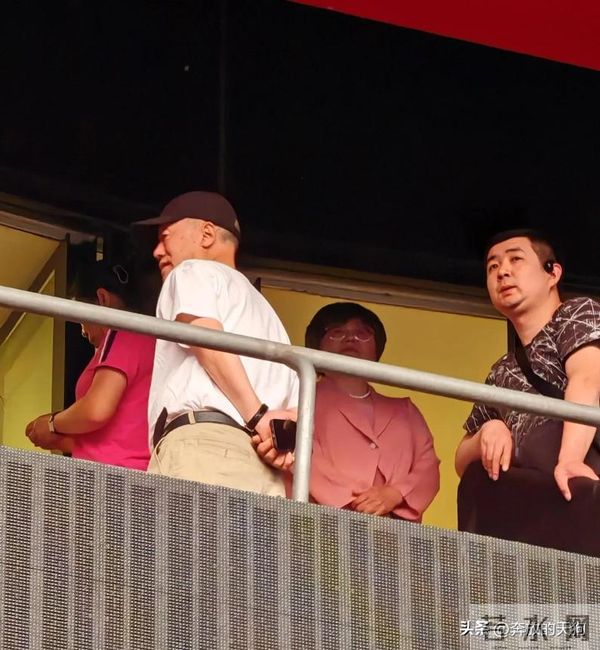 张杰爸妈现身儿子演唱会，张妈穿粉裙优雅迷人，母子俩如复制粘贴