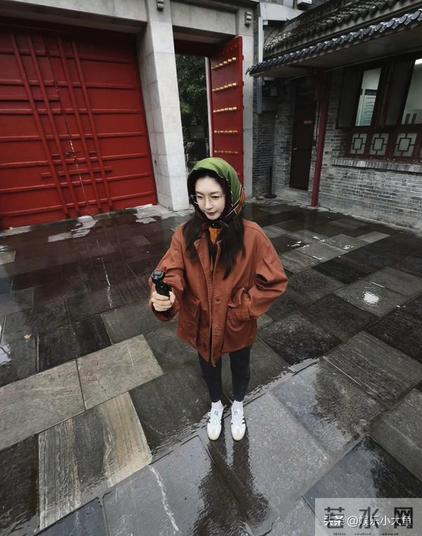 江疏影分享西安旅行碎片，去看兵马俑穿风衣外套戴着眼镜气质绝佳