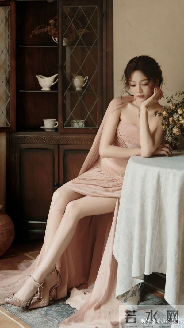 吴宣仪全新穿搭写真：薄纱轻盈，高跟美腿。