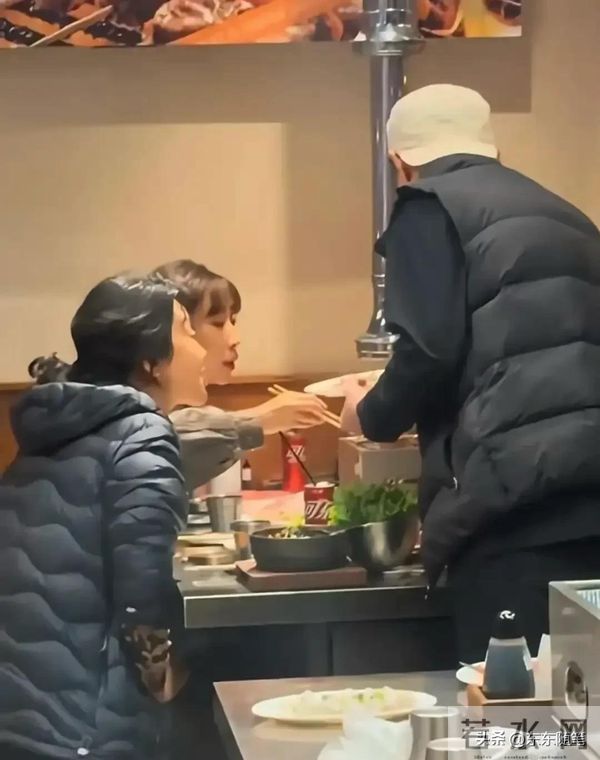 54岁闫妮和好友任素汐沈阳餐馆吃烤肉,穿羽绒服扎一头卷发挺时髦