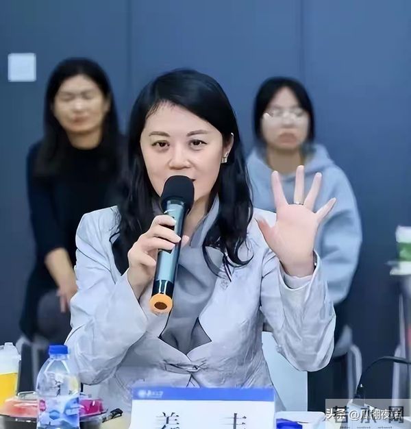 前央视主持人为爱情放弃国籍,走投无路回国,如今她过的怎样了