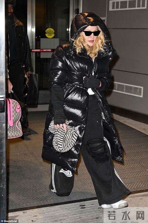 67岁麦当娜新恋情曝光，机场同框炸场，29岁男友成“青春续命符”