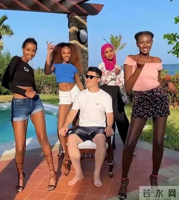 非洲土皇帝王垚:丰臀辣妹当助理,生活奢靡为何还多次被官媒表扬