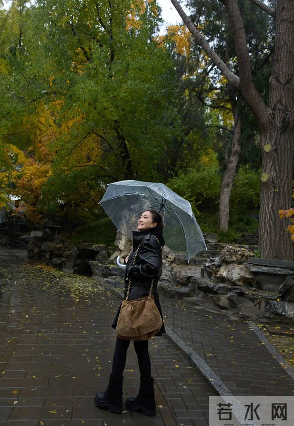 巩俐雨中撑伞漫步北海公园!湖边吃冰糖葫芦好惬意