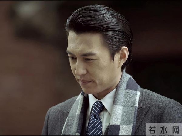 她26岁成双料影后,二婚嫁靳东高龄生下两子,今48岁美得自信从容