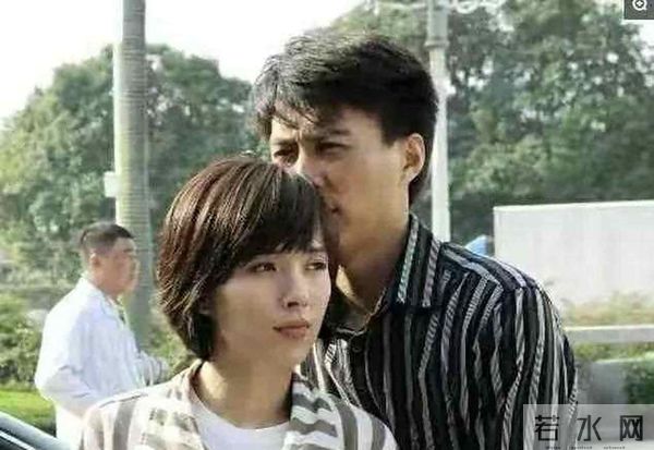 她26岁成双料影后,二婚嫁靳东高龄生下两子,今48岁美得自信从容