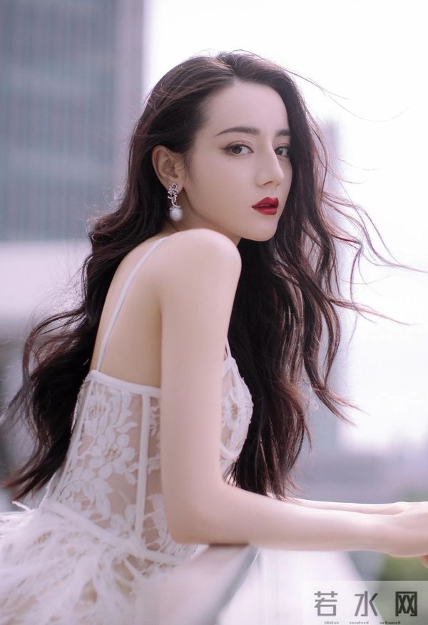 迪丽热巴性感蕾丝小吊带