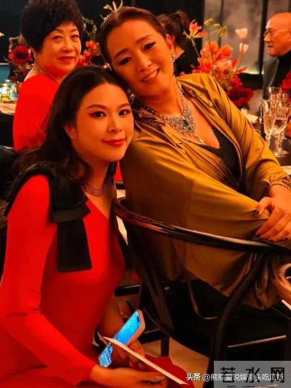 60岁巩俐在北京参加时尚活动,她整个人苍老了好多,身材臃肿走样