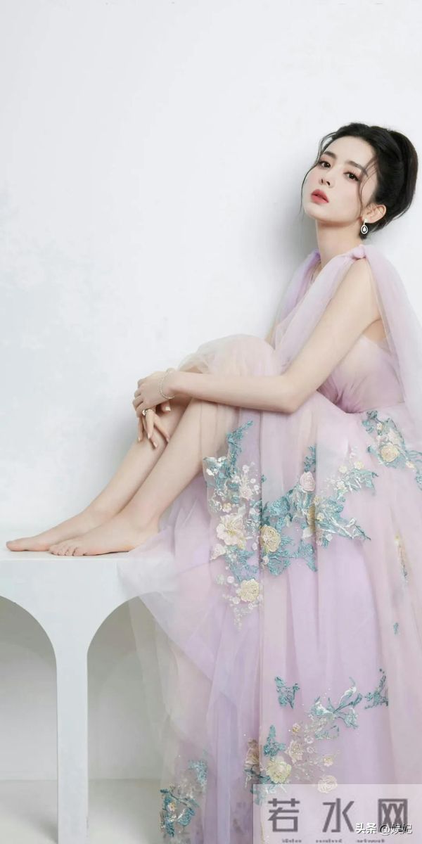 古力娜扎大方展露自己美腿美脚丫,她好像没脚脖子