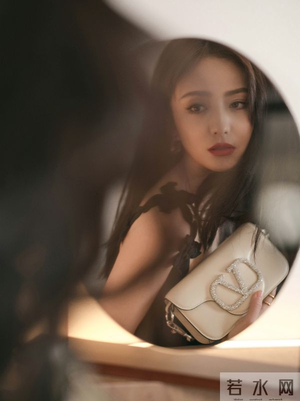 佟丽娅的日常美照，黑裙红唇尽显魅力