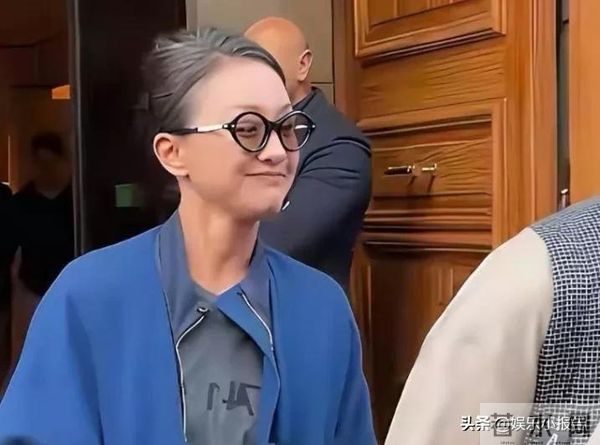 51岁周迅近照：头发白了一小半，老态尽显，但却挡不住从容气质