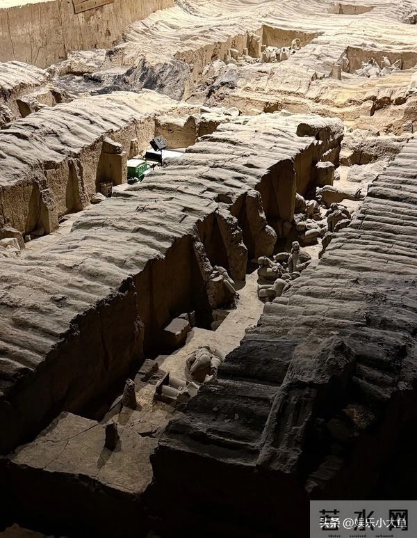 江疏影分享西安旅行碎片，去看兵马俑穿风衣外套戴着眼镜气质绝佳