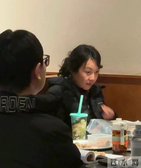 54岁闫妮和好友任素汐沈阳餐馆吃烤肉,穿羽绒服扎一头卷发挺时髦