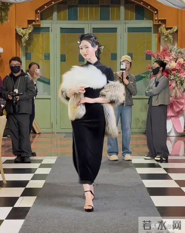 岳雨婷广州活动旗袍造型惊艳!腰臀比绝了,风情万种