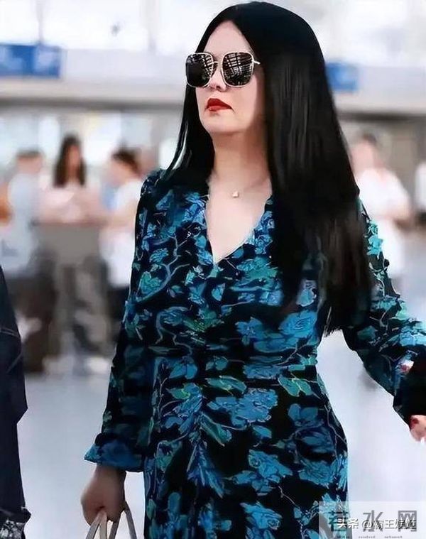 李湘回娘家,客厅大得像酒店大堂,悄咪咪的又炫了一把“富”