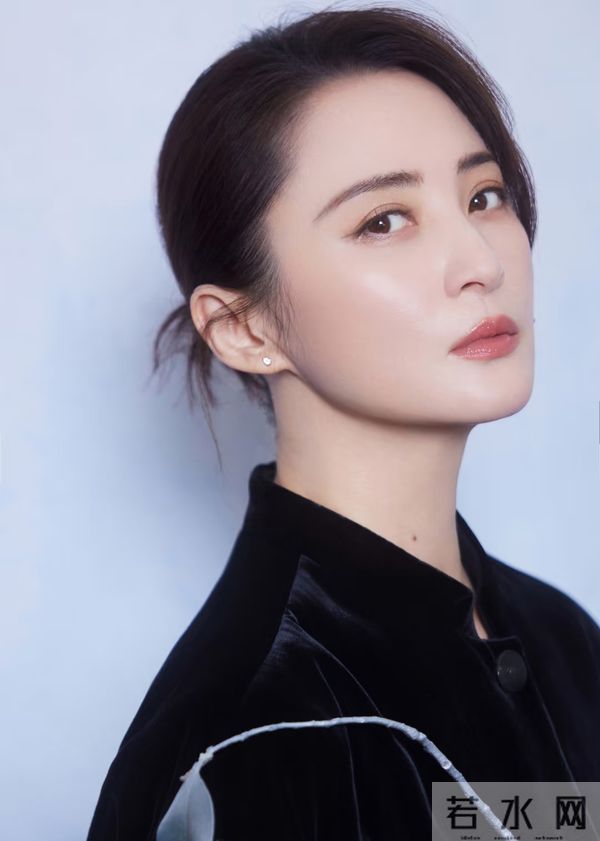 蒋勤勤分享国风写真，黑丝绒刺绣装配低盘发，气质典雅美出新高度