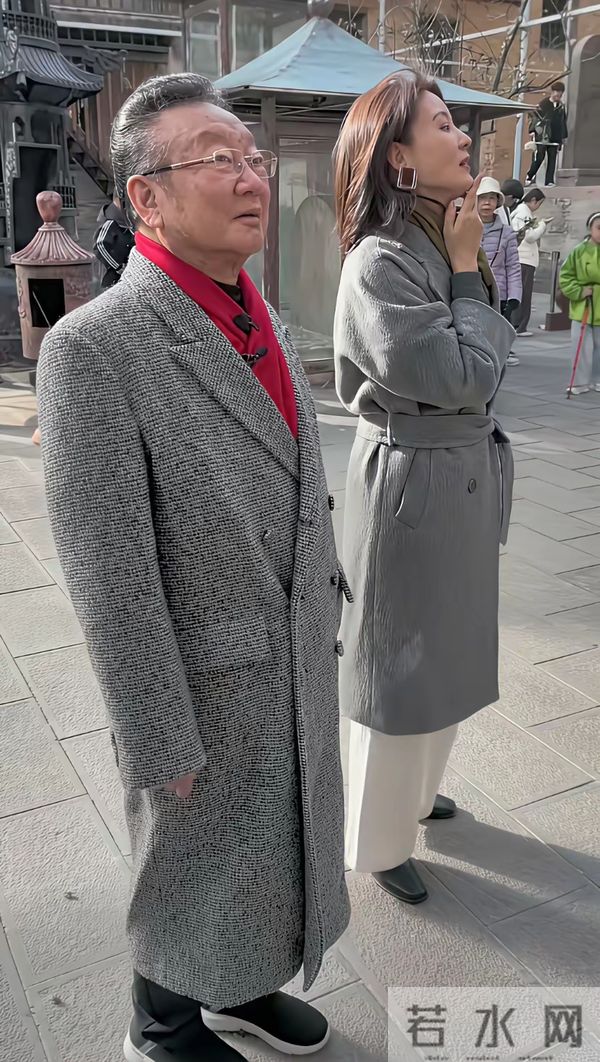 蒋大为来山西了吗？与刘芳菲的衣服一个风格，老头脸上那是怎了