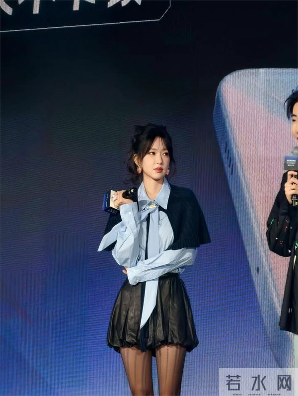 程潇最新美照穿上的开线黑丝袜肥腿太诱惑