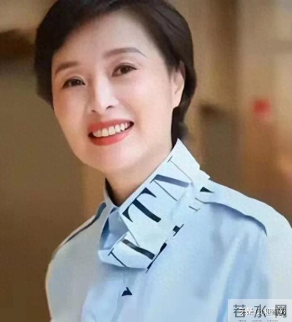 吴越最新亮相，天青色衬衫配黑色阔腿裤，优雅干练美得好高级