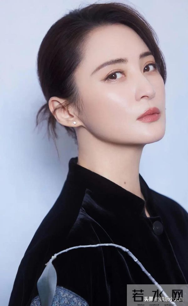 蒋勤勤出席十堰竹山活动,穿黑色印花中式套装发髻低挽,大气漂亮